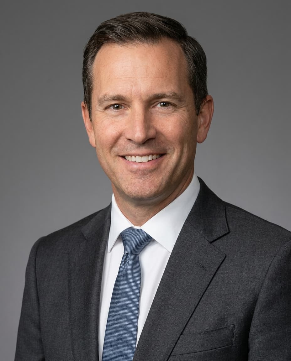 Business-Headshot vor neutralem Hintergrund