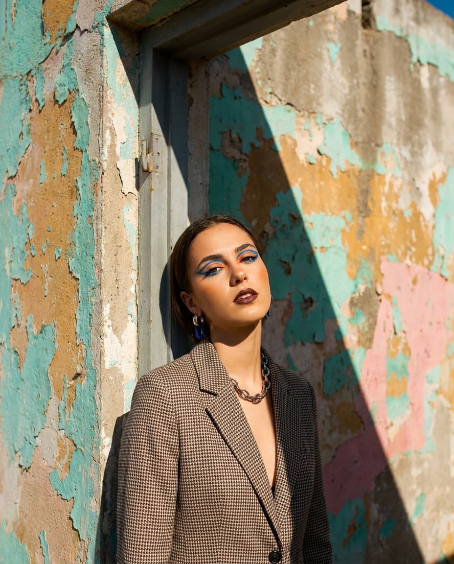 Editorial-Portrait an bunter Wand