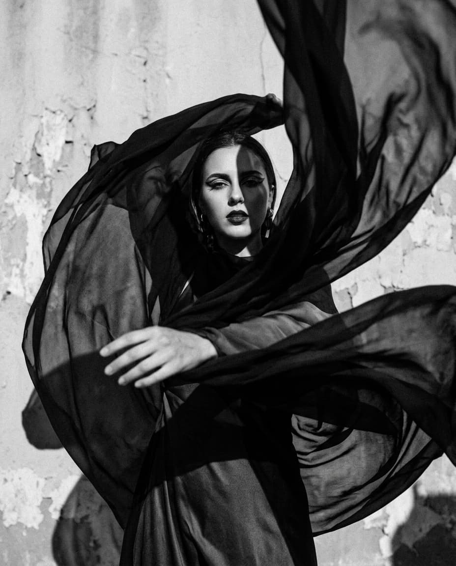Fine-Art-Editorial mit fliessendem Stoff
